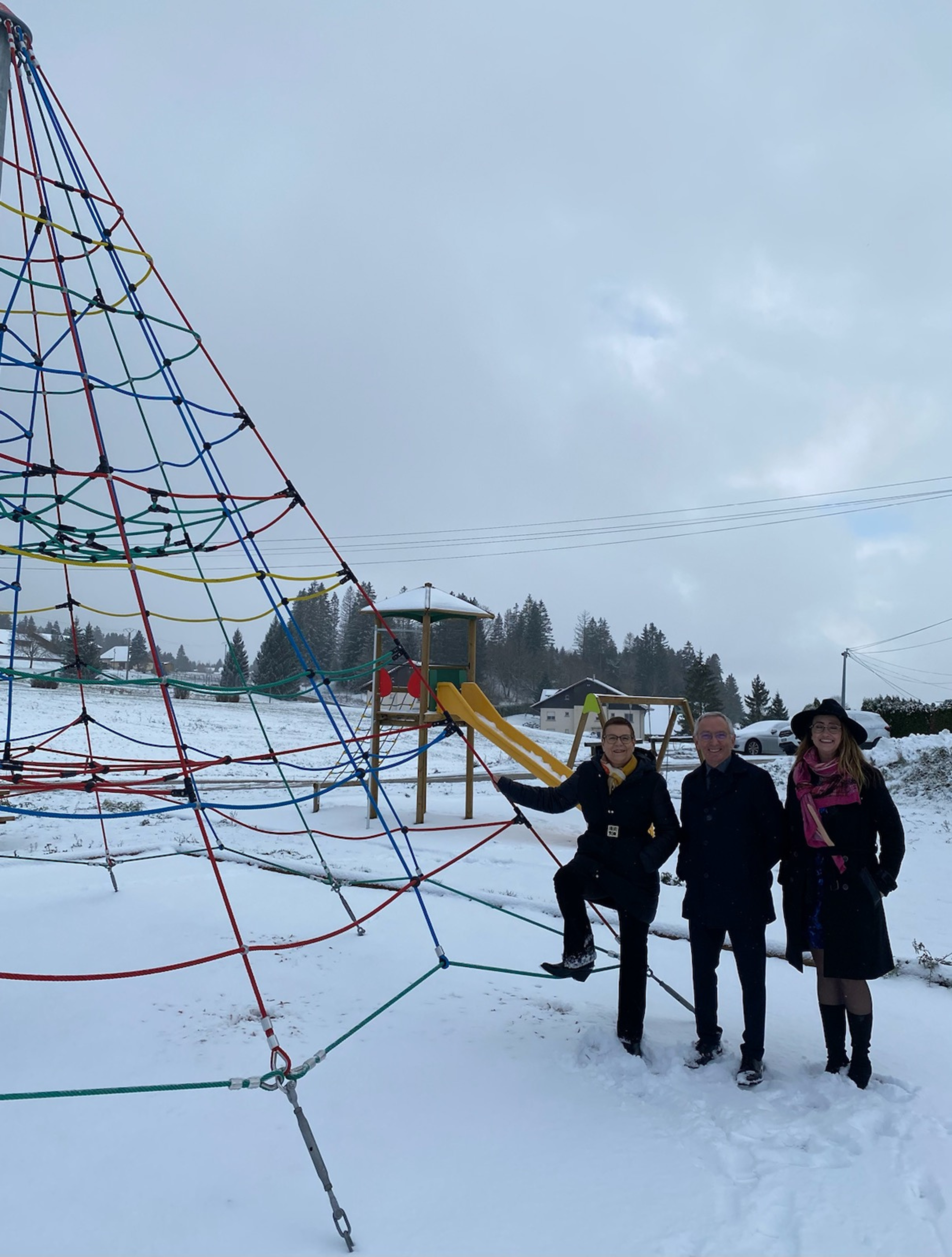 Inauguration des aires de jeux à Métabief avec la présence de la présidente du département Christine Bouquin, Alicia Berthier Derose adjointe mairie Métabief et Gérard Dèque maire de Métabief